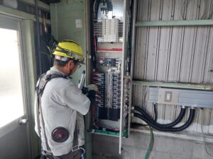 富山県富山市　分電盤ケーブル接続